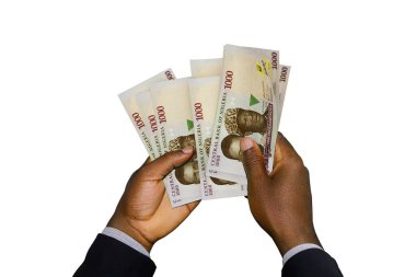 Siyah Ellerin elinde 3D Nijerya Naira notaları var.