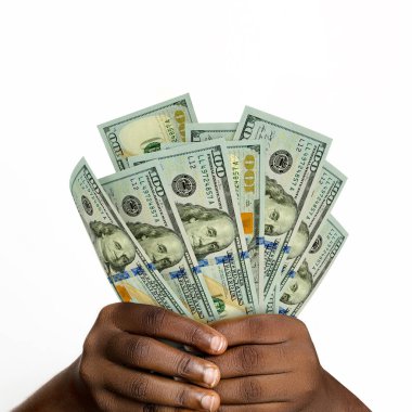 Siyah eller 3D 'yi tutarken 100 Amerikan doları yaptı. Dolarlık banknotları tutan ellere yakın çekim