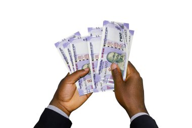 Siyah elli takım elbiseli, elinde 3 boyutlu Hint Rupisi var.