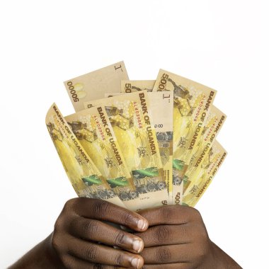 3D 'yi tutan siyah eller 50.000 Ugandalı şiline mal oldu. Ugandalı paraları tutan Eller 'e yakın çekim