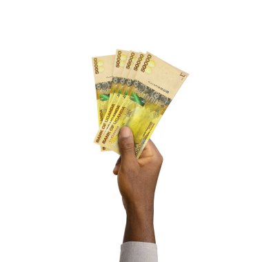 Kara El 'in elinde 3 boyutlu Ugandalı şilinlerle hazırlanmış notlar var.