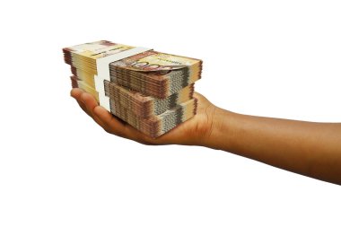 El ele tutuşan 3D Kenya Şilini içeren banknotlar beyaz arkaplanda izole edildi