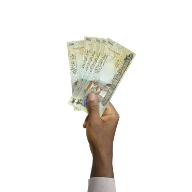 Siyah El 'in elinde 3 boyutlu 20 Bahreyn Dinar banknotunu beyaz arka planda izole etti