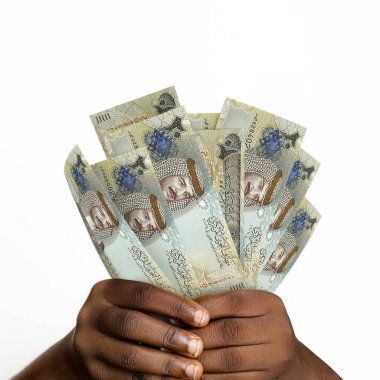  Siyah eller 3D tutmuş Bahreyn Dinar notaları. Bahreyn banknotlarını tutan Eller 'e yakın çekim