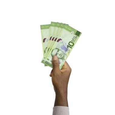 Siyah El 'in elinde 3D, beyaz arkaplanda izole edilmiş 10000 Kosta Rika kolon notası var.