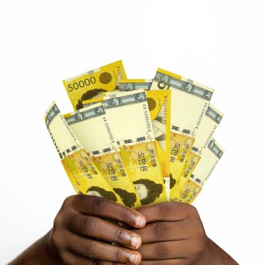 3D 'yi tutan siyah eller 50.000 Güney Kore won' u yaptı. Eller Güney Kore para birimini tutuyor.