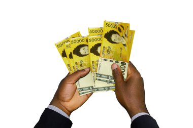 Siyah elli takım elbiseli, elinde 3D, Güney Kore kuponları var.