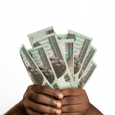 3D 'yi tutan siyah eller 100 Mısır sterlini yaptı. Eller Mısır para birimini tutarken yakın plan