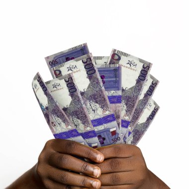 3D 'yi tutan siyah eller 500 Katar riyal notası oluşturdu. Katar para birimi notlarını tutan Eller 'in yakın plan görüntüsü