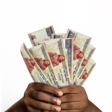 3D 'yi tutan siyah eller 200 Mısır sterlinini oluşturdu. Eller Mısır para birimini tutarken yakın plan