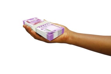 El ele tutuşan 3D, beyaz arkaplanda izole edilmiş bir yığın Hint rupisi.