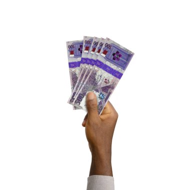 Siyah El 'in elinde 3D, beyaz arkaplanda 500 Katar riyal notu var.