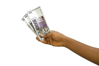 Beyaz arka planda izole edilmiş 1000 Hırvat Kuna banknotunu üç boyutlu adil bir el ele geçirdi