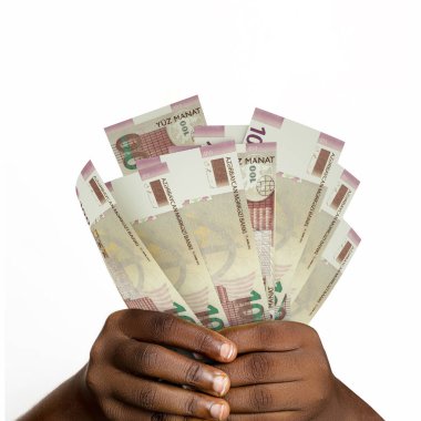 3D 'yi tutan eller 100 adet Azerbaycan Manat notası hazırladı. Azerbaycan para birimi notlarını tutan Eller 'e yakın çekim