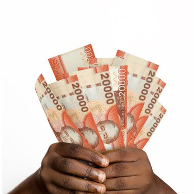 Siyah eller 3 boyutlu Şili pezosu tutuyordu. Şili para birimi notlarını tutan ellere yakın çekim