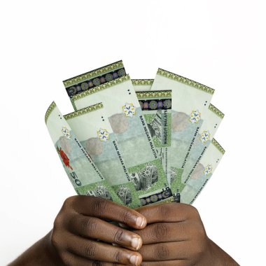Üç boyutlu siyah eller, 50 Malezya ringgit notası oluşturdu. Malezya para birimi notlarını tutan ellere yakın çekim