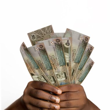 Üç boyutlu siyah eller, 50 Ürdün dinarı eder. Eller Ürdün para birimini tutarken yakın plan