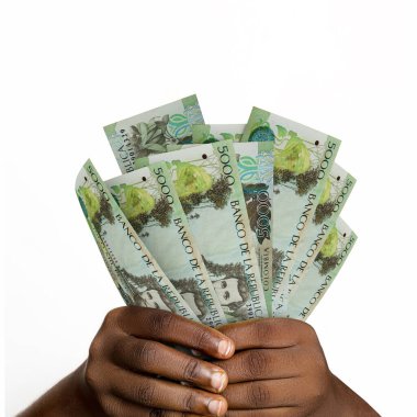 3D 'yi tutan siyah eller 5000 Kolombiya pesosu eder. Kolombiya para birimi notlarını tutan ellere yakın çekim