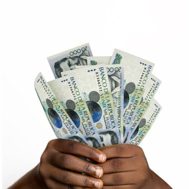 3D 'yi tutan siyah eller 20.000 Peso eder. Kolombiya para birimi notlarını tutan ellere yakın çekim