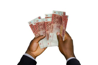 Siyah Elli takım elbiseli, elinde 3 boyutlu CFP frangı var.