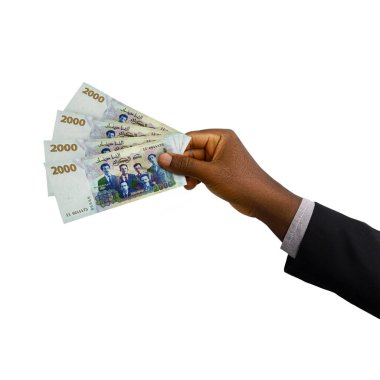 Siyah el 3d, beyaz arka planda izole edilmiş 2000 Cezayir dinarı banknotu.