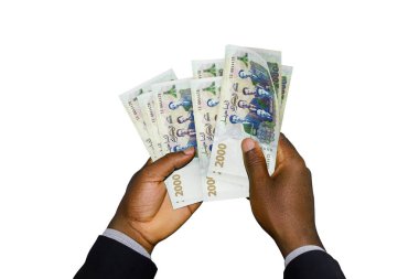 Kara Eller takım elbiseli, elinde 3D 2000 Cezayir dinarı banknotları var