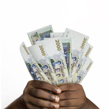 3D tutan siyah eller 2000 Cezayir Dinarı 'na ait banknotlar oluşturdu. Cezayir para birimi notlarını tutan Eller 'e yakın çekim