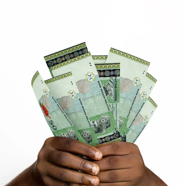 Üç boyutlu siyah eller, 50 Malezya ringgit notası oluşturdu. Malezya para birimi notlarını tutan ellere yakın çekim