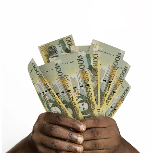 Doğu Karayipler 'e ait üç boyutlu banknotları tutan eller. Doğu Karayip para birimi notlarını tutan Eller 'e yakın çekim