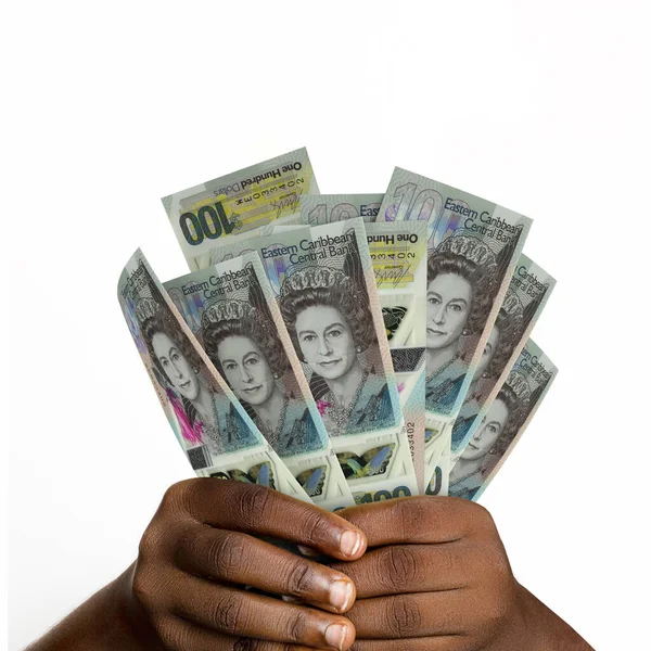 Doğu Karayipler 'e ait üç boyutlu sahte banknotları tutan eller.