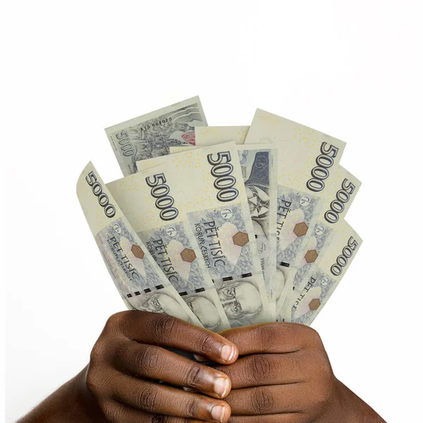 Siyah eller 3D tutuyor, Çek korunası notaları hazırlıyor. Czech para birimi notlarını tutan ellere yakın çekim