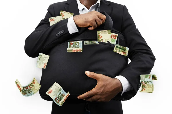 黒ビジネスマン保持黒バッグフル500アゼルバイジャンマナトノート隔離された白い背景 お金から落ちるバッグ — ストック写真