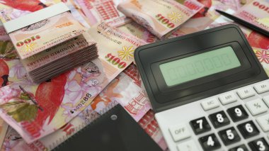 Bermuda Doları, hesap makinesi, kalem ve defter ile dağıtılır. 3d oluşturma