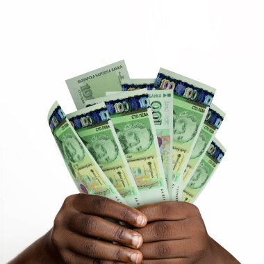 3D tutan siyah eller 100 Bulgar lev notası oluşturdu. Bulgaristan 'ın para birimi notlarını tutan Eller' e yakın çekim