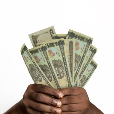 3D tutan siyah eller Eritre para birimi banknotlarını tutan 100 Eritre nakfasını yakınlaştırdı