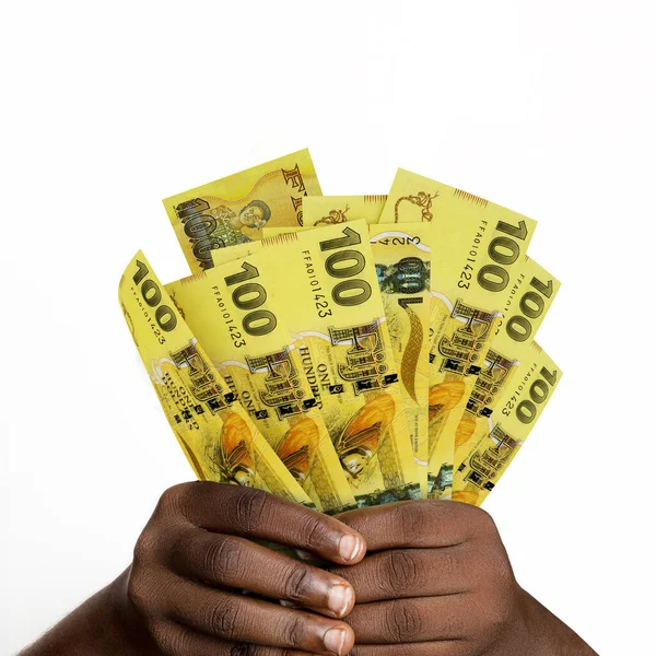 Siyah eller 3D 'yi tutarken Fiji dolarları basılmış. Fiji para birimi notlarını tutan ellere yakın çekim