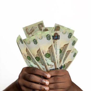 3D 'yi tutan siyah eller 1000 adet Birleşik Arap Emirliği dirhemi oluşturdu. Emitati para birimi notlarını tutan ellere yakın çekim