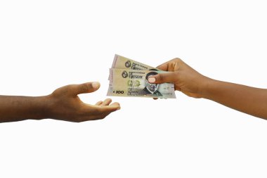 Diğer ele 100 peso Uruguayo notu vermek. El alımı parası