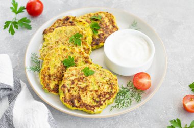 Sebzeli kabaklı krep, peynirli, dereotlu ve maydanozlu gri beton kaplamalı. Üst görünüm, alanı kopyala