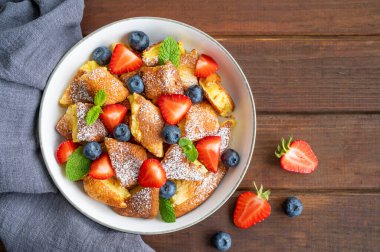 Kaiserschmarrn - koyu ahşap zemin üzerinde taze böğürtlen ve pudra şekerli geleneksel Avustralya krep tatlısı. Güzel kahvaltı. Boşluğu kopyala