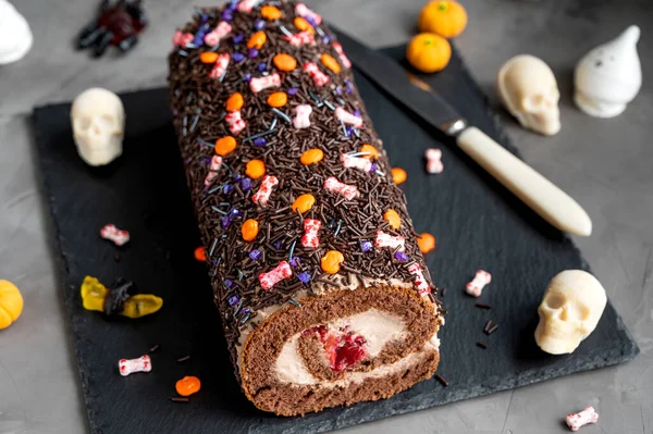 Шоколадный Пирог Сливками Вишней Украшенные Сахарные Конфеты Хэллоуин Темном Бетонном — стоковое фото