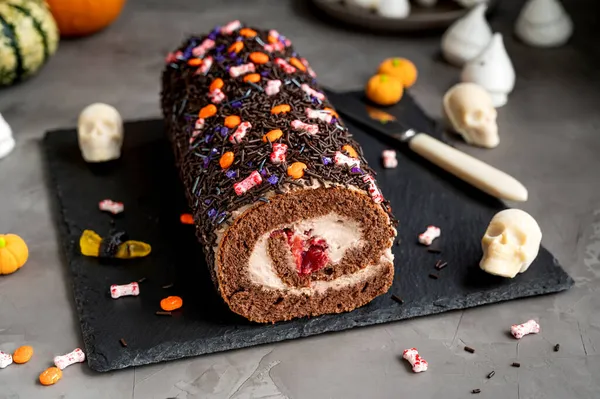 Шоколадный Пирог Сливками Вишней Украшенные Сахарные Конфеты Хэллоуин Темном Бетонном — стоковое фото