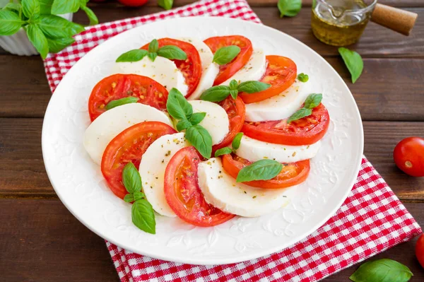 Salada Caprese Clássica Com Queijo Mussarela Tomate Manjericão Uma Placa — Fotografia de Stock