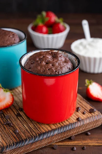 Bolo Caneca Chocolate Com Chantilly Bagas Frescas Fundo Madeira Escura — Fotografia de Stock