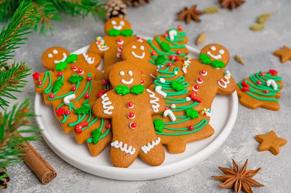 Mézeskalács Cookie Formájában Ember Karácsonyfák Díszített Cukor Máz Szórt Cukorka — Stock Fotó