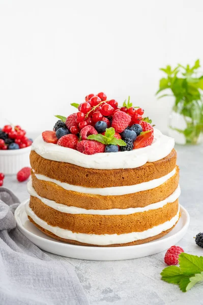 Pastel Vainilla Desnudo Hecho Casa Con Crema Batida Bayas Frescas —  Fotos de Stock