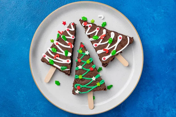 Karácsonyi Csokoládé Brownie Cukormázzal Fröccsenő Kék Beton Háttér Karácsonyi Vagy — Stock Fotó