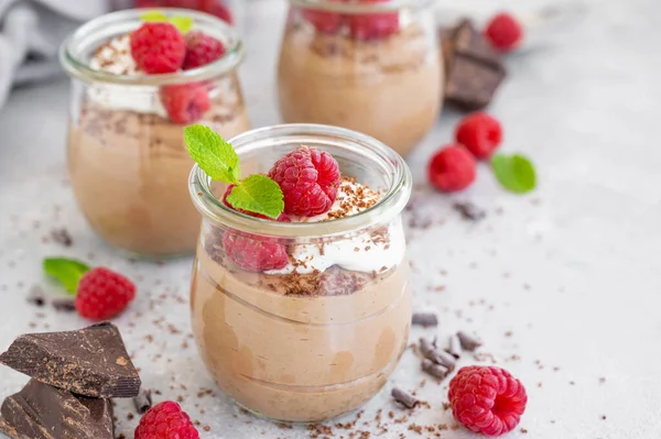 Choklad Mousse Med Vispad Grädde Och Färska Hallon Ett Glas — Stockfoto