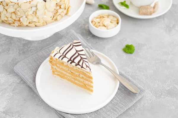 Bolo Tradicional Esterhazy Com Amêndoas Pralinos Fundo Concreto Cinza Foco — Fotografia de Stock