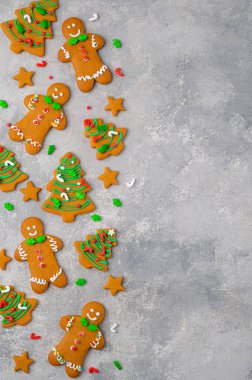 Noel ya da yeni yıl yemeği geçmişi. Gri beton arka planda şeker jöleli zencefilli kurabiyeler. Boşluğu kopyala, üst görünüm